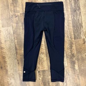 WOMENS Lululemon black athletic leggings size 8!